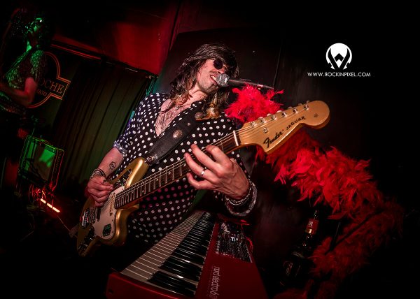 Los Autenticos Farsantes